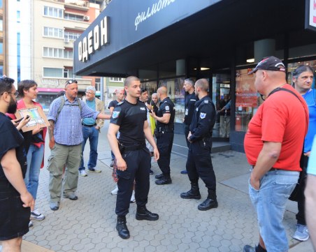 Нов протест пред кино „Одеон”, докато прожектират филм от „София прайд филм фест”