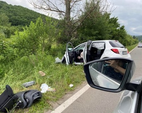 Тежка катастрофа край Долно Камарци, дете е откарано в 