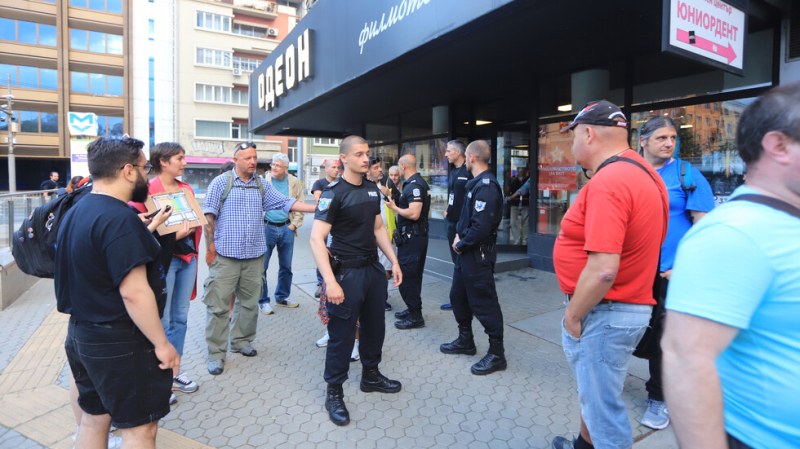 Нов протест пред кино „Одеон”, докато прожектират филм от „София прайд филм фест”