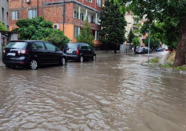 Асеновград е под вода след бурята която връхлетя града Улиците