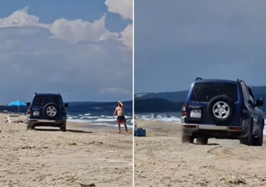 Клип на автомобил който се движи по пясъчна плажна ивица
