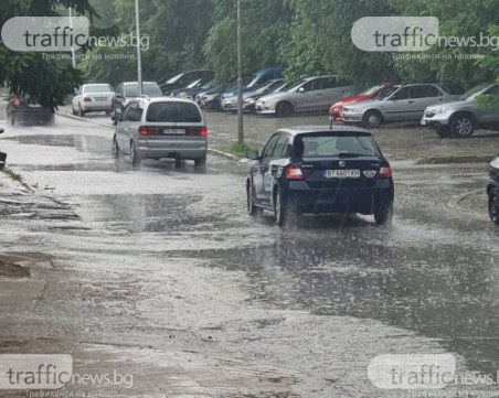 Предупреждение за порои и бури в Пловдив и 15 области, на места кодът е оранжев