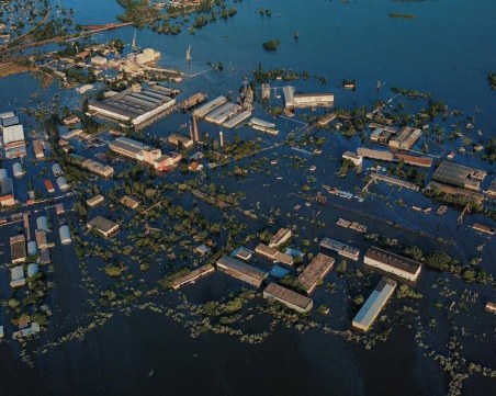 С флашмоб в Пловдив протестират срещу взривяването на язовира в Украйна