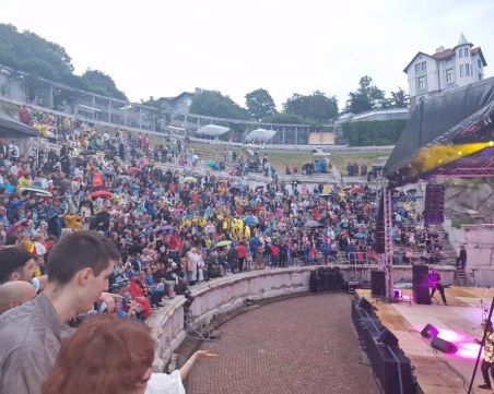 Стотици пловдивчани пеят и танцуват с култовата банда  Кool&The Gang под дъжда