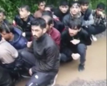 Заловиха 45 бежанци, живеели седмица в гората край Мало Бучино