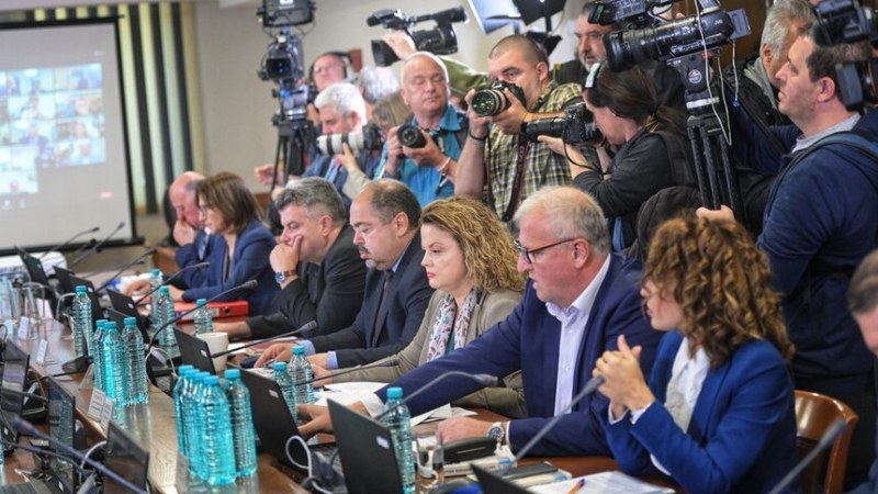 Главният прокурор Иван Гешев поиска да си тръгне от заседанието