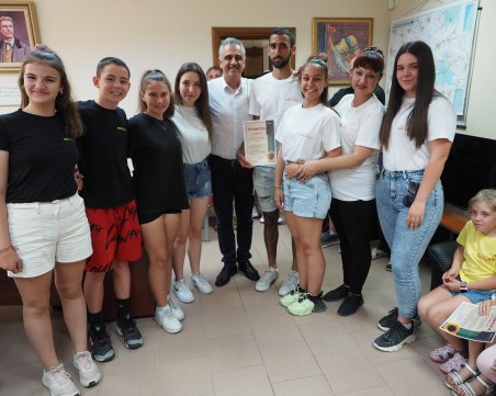 Децата от танцова школа „Оренда