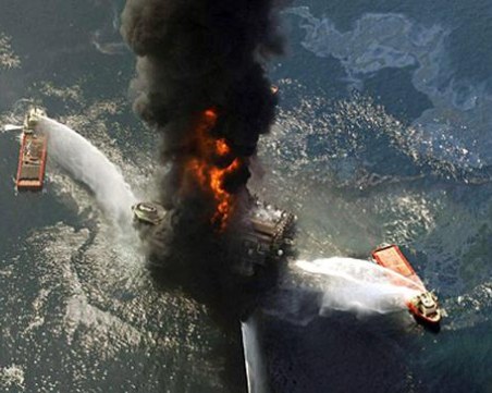 Голяма експлозия в петролна платформа в Русия