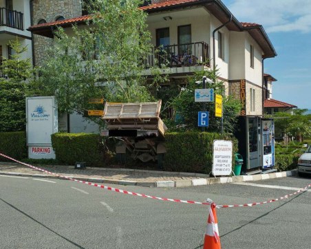 Камион тръгна на собствен ход, заби се в хотел и уби човек