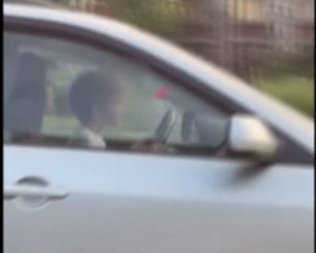 Малко дете кара кола в София, майката му дала