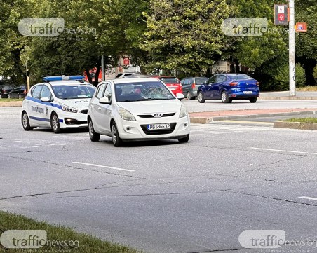 Шофьорка помете момче и момиче на пешеходна пътека в Пловдив