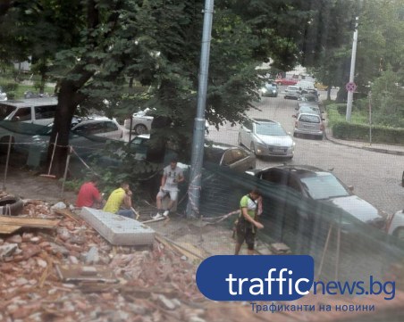 След публикация на TrafficNews: Започна разчистването на съборената къща в центъра на Пловдив
