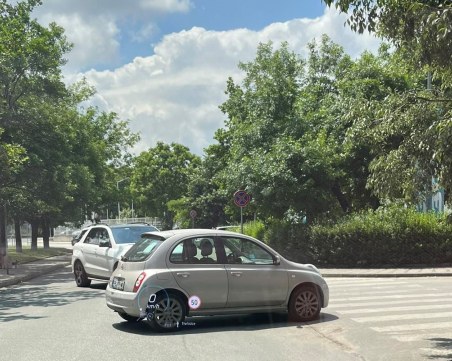 Зарязана кола в средата на кръстовище в Пловдив, предизвика смут в пешеходци и шофьори