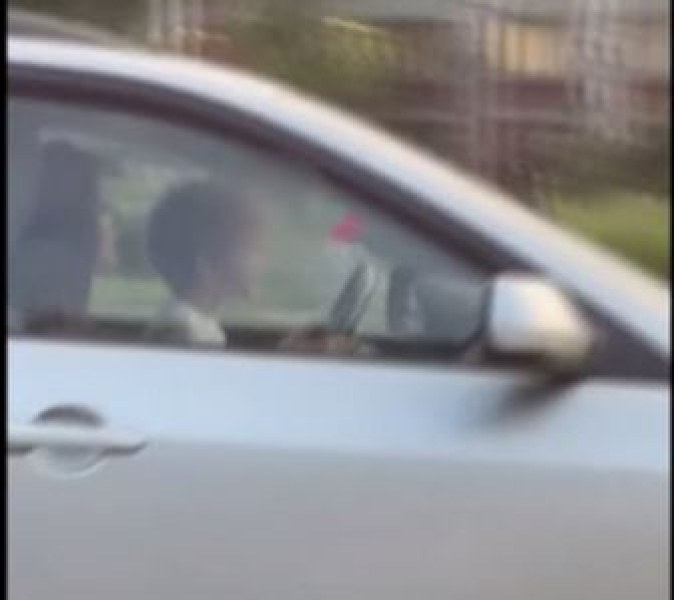 Малко дете кара кола в София, майката му дала