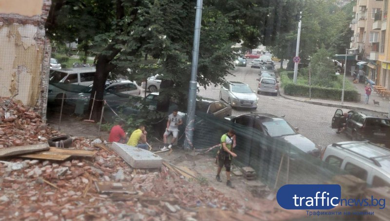 След публикация на TrafficNews: Започна разчистването на съборената къща в центъра на Пловдив
