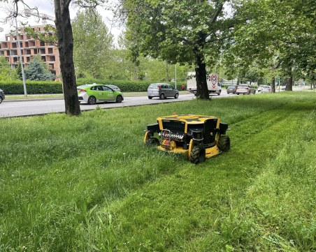 Веселин Козарев внася предложение да се закупят косачки роботи за „Градини и паркове