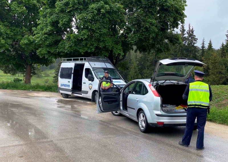 8 души са задържани при спецакция на полицията в Пазарджик