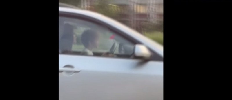 Жената заснела детето, каращо кола в скута на майка си в София: Бях в шок!