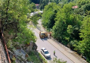 Свлачище преустанови временно движението между Асеновград и Смолян Свлачището е възникнало
