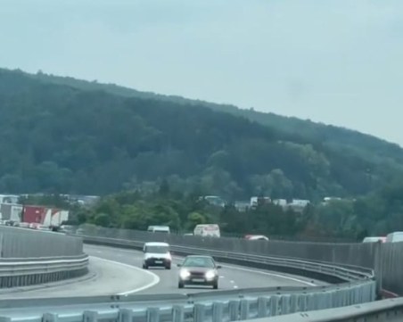 Аварирал камион и ремонт затрудняват трафика по АМ 