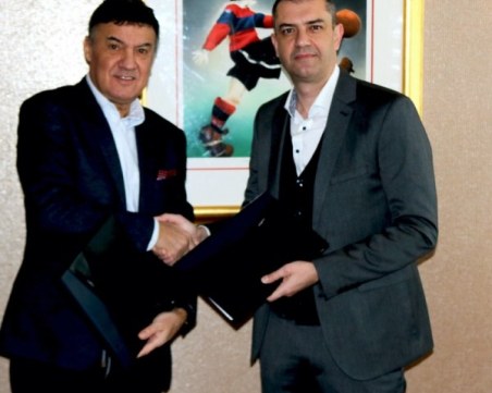 Бившият шеф на съдиите Виктор Кашай запона работа в австрийския футбол