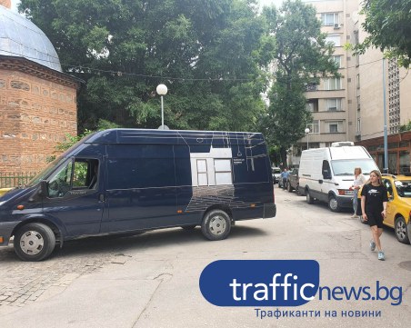 Бус спря по средата на кръстовище в центъра на Пловдив, затапи движението около съда