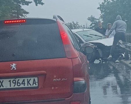 Кола се вряза в мантинела край Пловдив