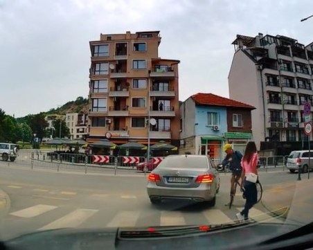 Колоездач блъска и удря Мерцедес в Пловдив