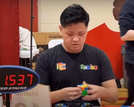 Младежи нареди кубчето на Рубик 3x3x3 за 3 секунди и счупи рекорд