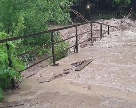 След наводнението: Водата в Етрополе не е годна за пиене