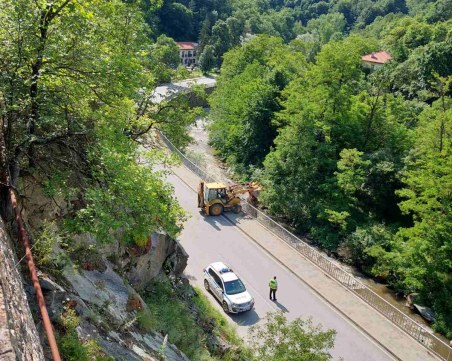 Свлачище до Нареченски бани! Спряха движението по пътя Асеновград-Смолян