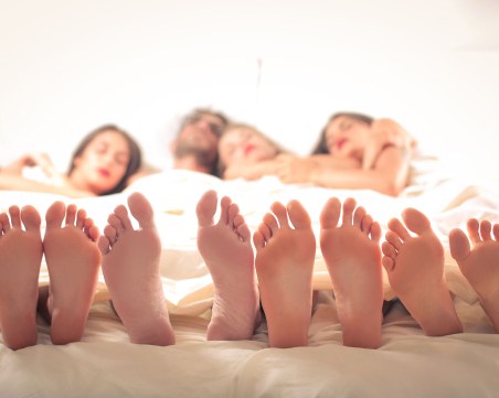 Защо жените фантазират за секс с много мъже?