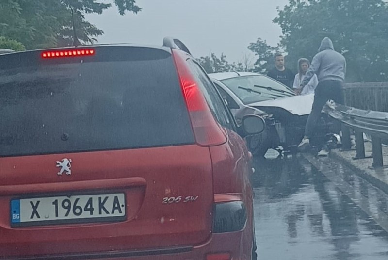 Кола се вряза в мантинела край Пловдив