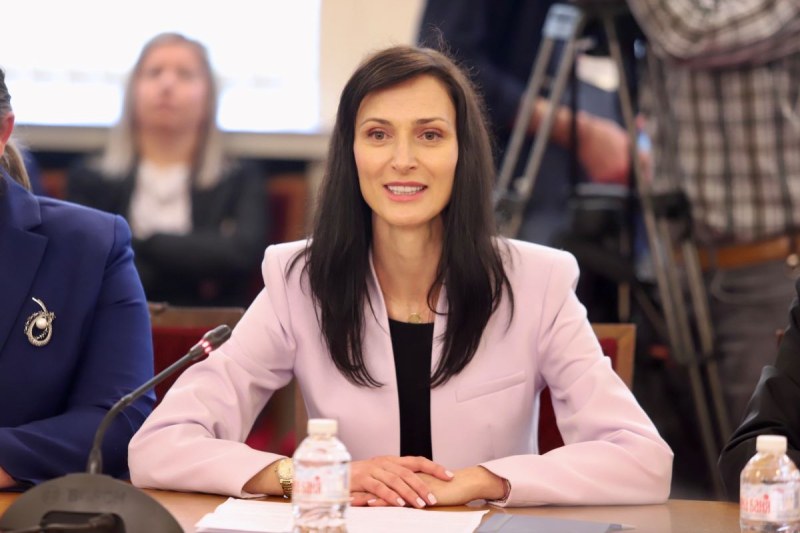 Мария Габриел: Не сме стигнали още до нови областни управители