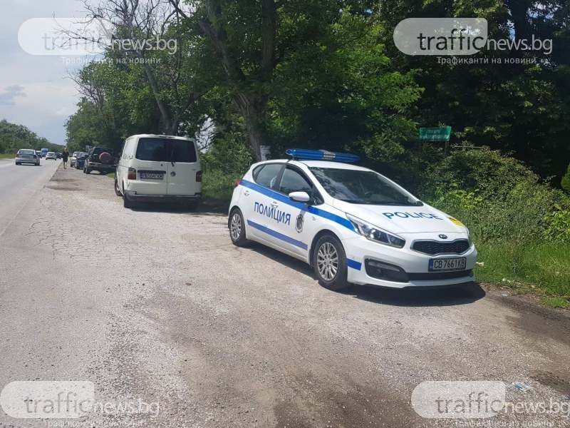 Шофьорка с БМВ се заби в табела и се преобърна край Пловдив