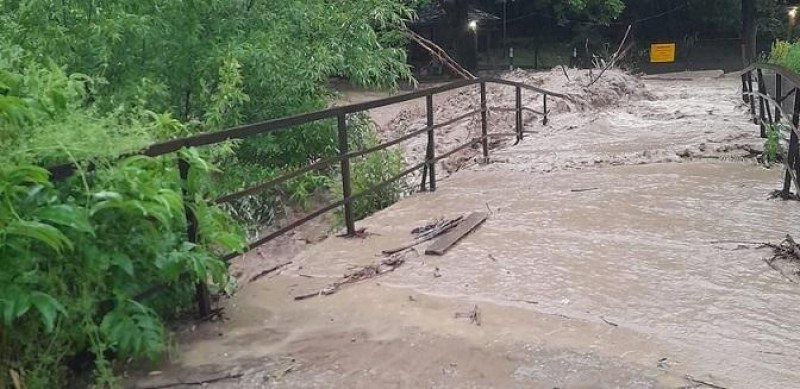 След наводнението: Водата в Етрополе не е годна за пиене