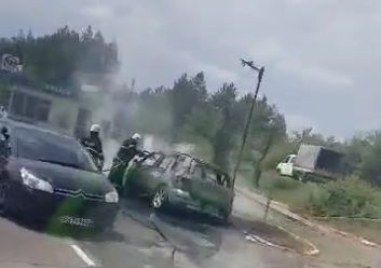 Кола се запалила на платното на пътя Севдалина Кърджали