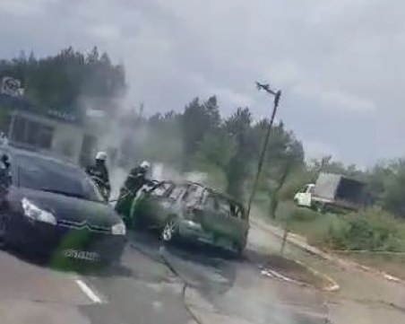 Кола се запали на път до Кърджали