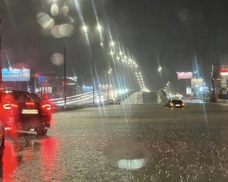 Наводнени улици и булеварди тази нощ в София, подадени са над 120 сигнала