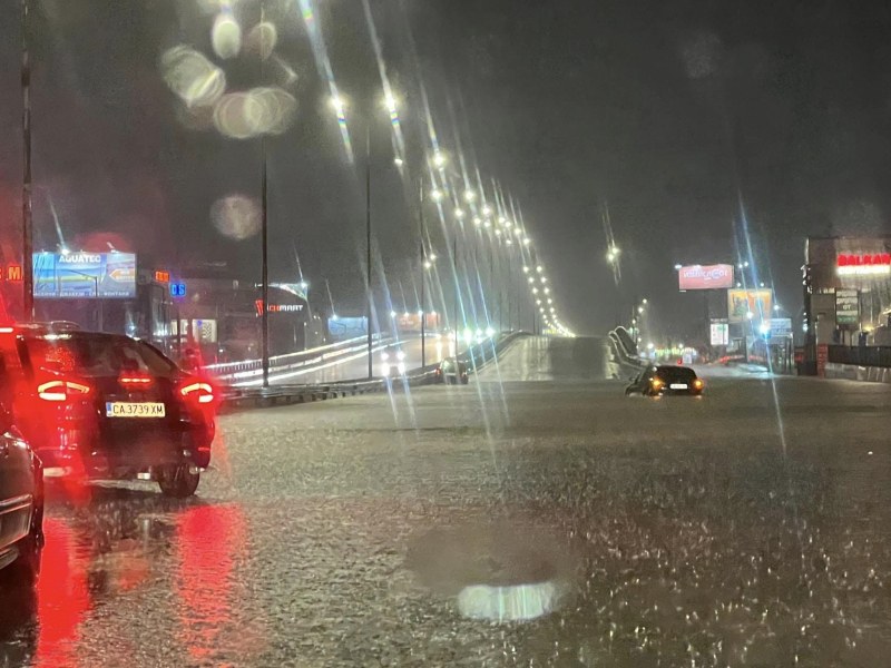 Наводнени улици и булеварди тази нощ в София, подадени са над 120 сигнала