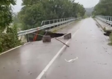 Мостът в монтанското село Боровци рухна заради проливните дъждове в Северозападна България Прочетете