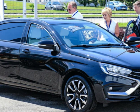 Новата Lada Aura не успя да запали на официалната си презентация