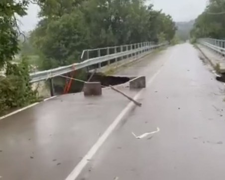 След валежите в Северозапада: Мост е частично разрушен