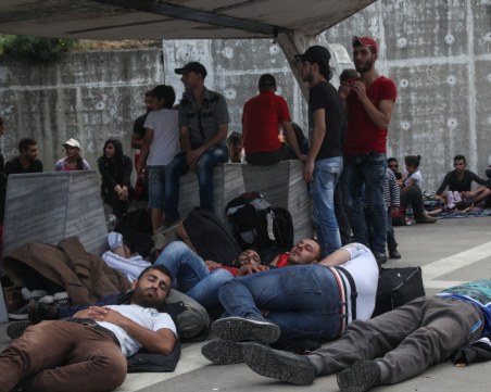 Задържаха 96 мигранти в Истанбул