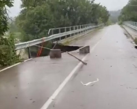 Заради пороите: Мост се разцепи и рухна, друг е залят! Села са под вода, опасността расте