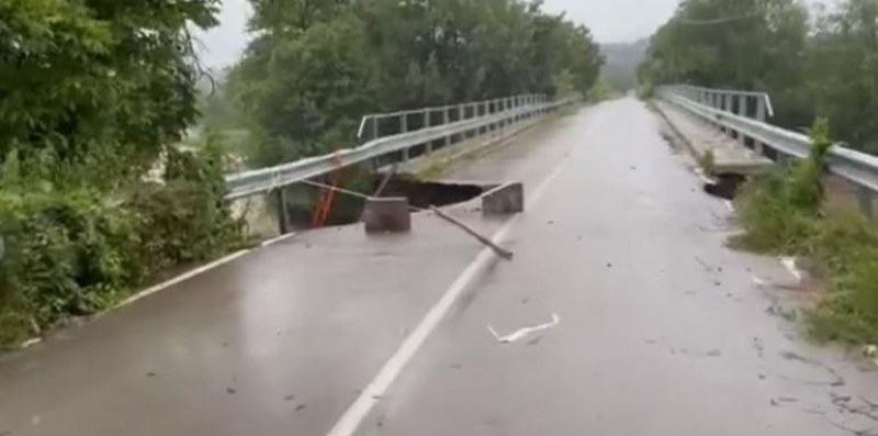 Мостът в монтанското село Боровци рухна заради проливните дъждове в Северозападна България.Прочетете