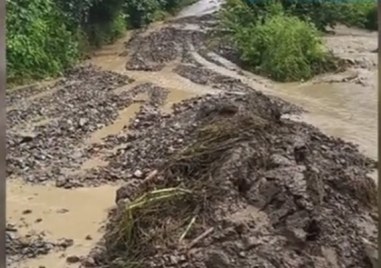 Река Искър наводни софийското село Ромча Прочетете ощеТя е излязла от коритото си