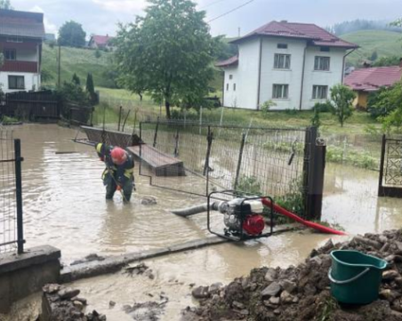 Наводнения и в Румъния, евакуираха 100 души