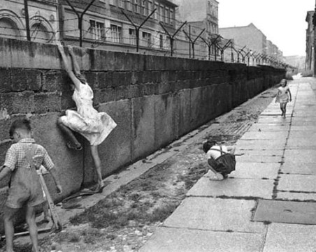 Откриха тунел за бягство от времето на Студената война под Берлинската стена