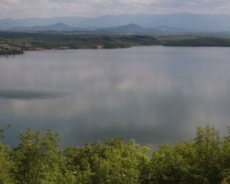 Река Огоста леко се успокои, не евакуират хората засега